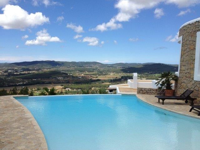 Blick vom Pool in die weite Landschaft