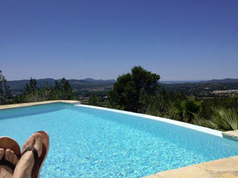 Freier Blick vom Pool in die Landschaft